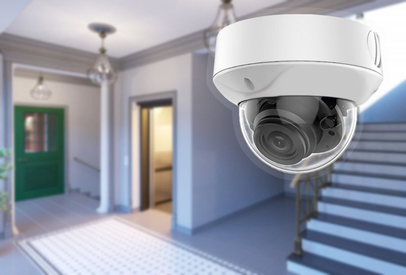 Instalacion de videovigilancia en la entrada de un edificio residencial